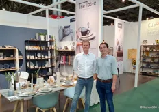 Op de tafel, naast Björn Bakker en Rick Harink, is het nieuwste label van Clip Quality Brands te zien: The Table Amsterdam. Het Fair Trade-merk richt zich op duurzaam servies en woontextiel.